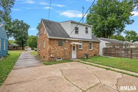 Exterior - 2536 S Walnut St, Springfield, IL 62704 photo 4 of 8