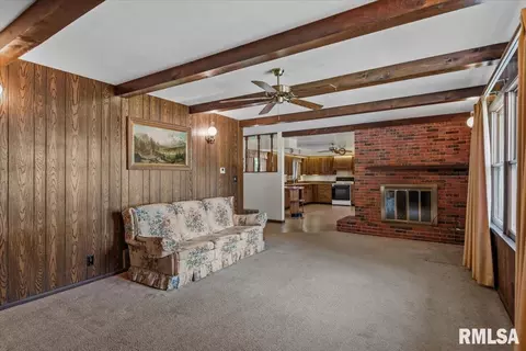 Living - 35 Providence Ln, Springfield, IL 62711 photo 3 of 4
