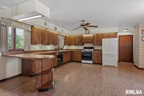 Kitchen - 35 Providence Ln, Springfield, IL 62711 photo 1 of 3