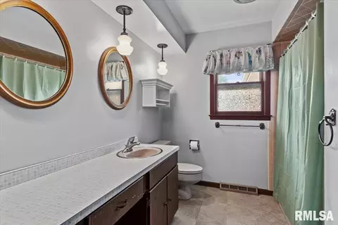 Bath - 35 Providence Ln, Springfield, IL 62711 photo 1 of 2