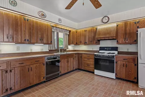 Kitchen - 35 Providence Ln, Springfield, IL 62711 photo 2 of 3