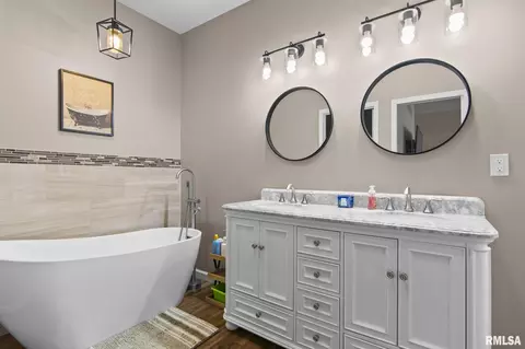 Bath - 6409 Mcintosh Ct, Springfield, IL 62711 photo 2 of 4