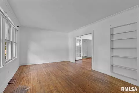 Living - 517 W Cedar St, Springfield, IL 62704 photo 1 of 7