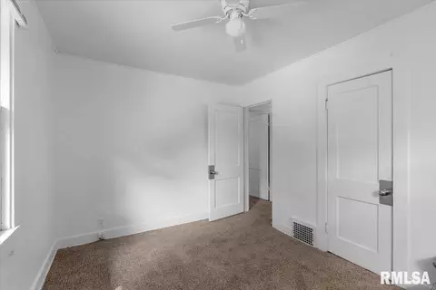 Bedroom - 517 W Cedar St, Springfield, IL 62704 photo 4 of 7