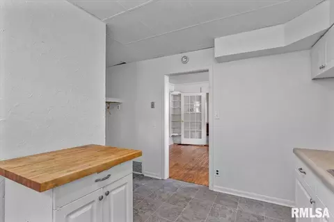 Entry Way - 517 W Cedar St, Springfield, IL 62704 photo 2 of 2