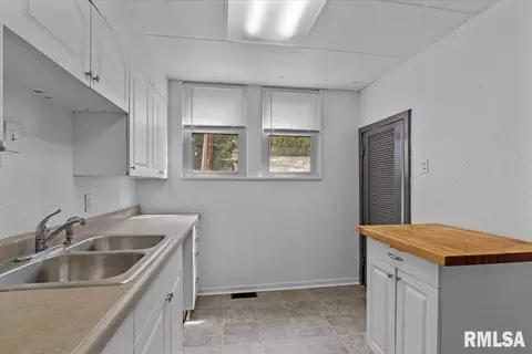 Kitchen - 517 W Cedar St, Springfield, IL 62704 photo 3 of 3