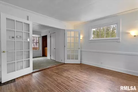 Living - 517 W Cedar St, Springfield, IL 62704 photo 5 of 7