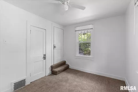 Bedroom - 517 W Cedar St, Springfield, IL 62704 photo 5 of 7