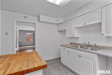 Kitchen - 517 W Cedar St, Springfield, IL 62704 photo 2 of 3