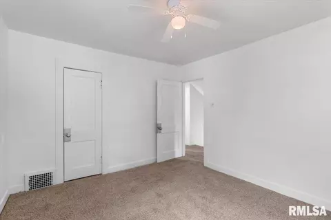 Bedroom - 517 W Cedar St, Springfield, IL 62704 photo 2 of 7