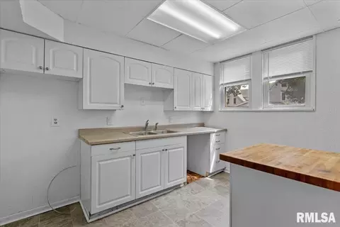 Kitchen - 517 W Cedar St, Springfield, IL 62704 photo 1 of 3