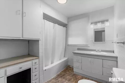Bath - 517 W Cedar St, Springfield, IL 62704 photo 1 of 2