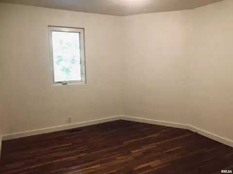 Bedroom - 2310 E Lake Shore Dr, Springfield, IL 62712 photo 8 of 10