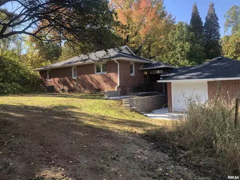 Exterior - 2310 E Lake Shore Dr, Springfield, IL 62712 photo 4 of 17