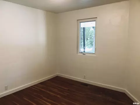 Bedroom - 2310 E Lake Shore Dr, Springfield, IL 62712 photo 9 of 10
