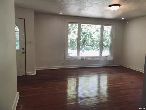 Living - 2310 E Lake Shore Dr, Springfield, IL 62712 photo 3 of 4
