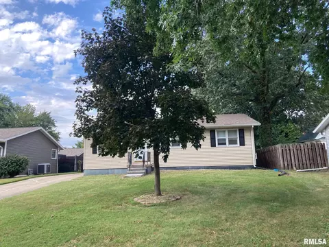 Exterior - 217 Willow Ln, Springfield, IL 62707 photo 2 of 7