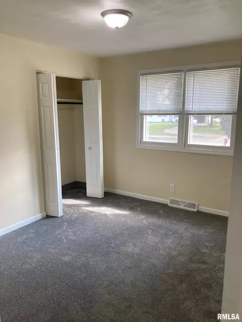 Bedroom - 217 Willow Ln, Springfield, IL 62707 photo 1 of 5