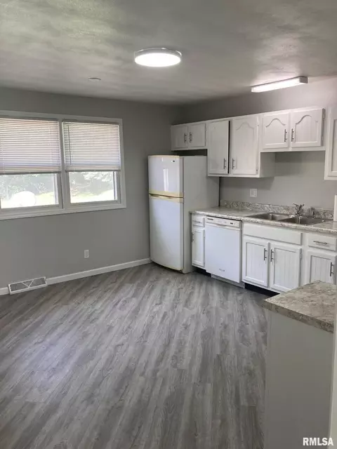Kitchen - 217 Willow Ln, Springfield, IL 62707 photo 3 of 3