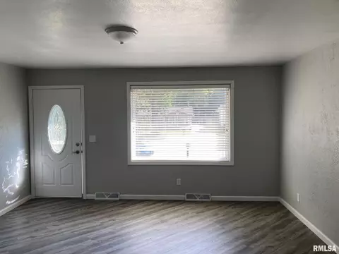 Living - 217 Willow Ln, Springfield, IL 62707 photo 1 of 3