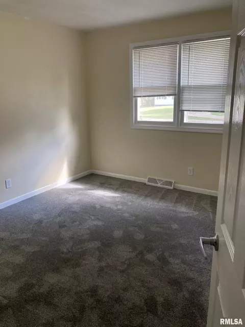 Bedroom - 217 Willow Ln, Springfield, IL 62707 photo 3 of 5