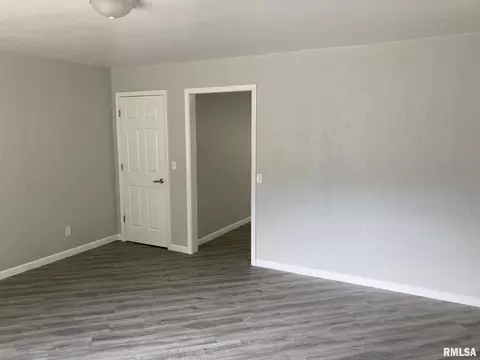 Living - 217 Willow Ln, Springfield, IL 62707 photo 3 of 3