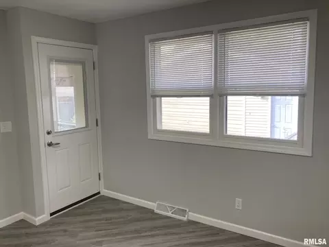 Entry Way - 217 Willow Ln, Springfield, IL 62707 photo 3 of 3