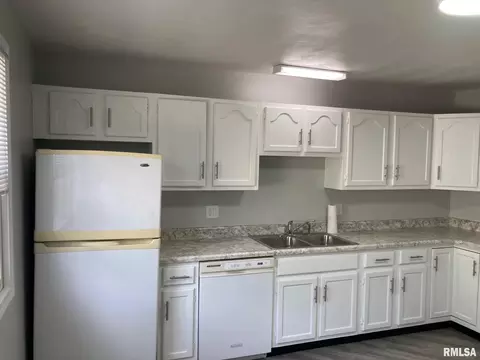 Kitchen - 217 Willow Ln, Springfield, IL 62707 photo 2 of 3