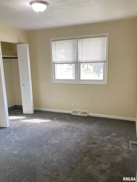Bedroom - 217 Willow Ln, Springfield, IL 62707 photo 2 of 5