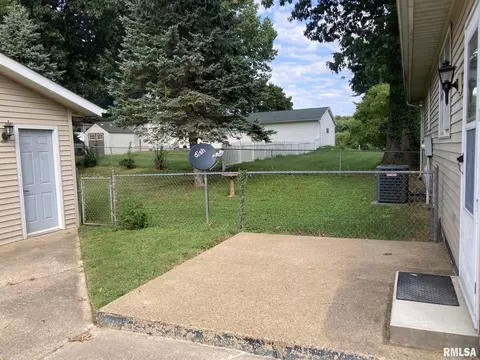Exterior - 217 Willow Ln, Springfield, IL 62707 photo 4 of 7