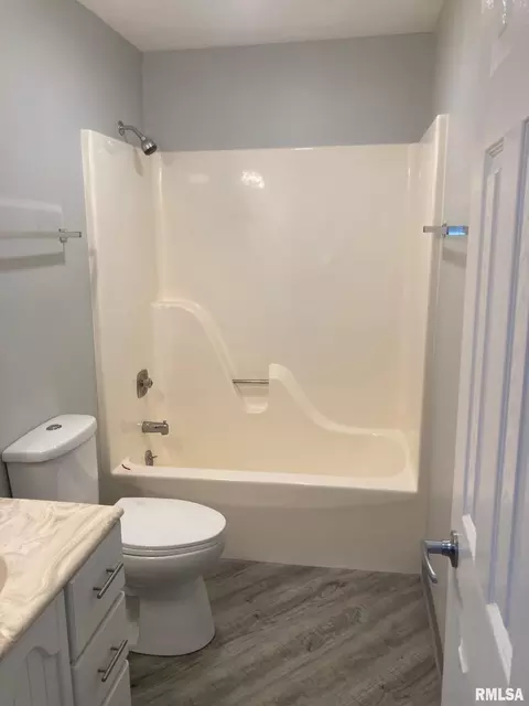 Bath - 217 Willow Ln, Springfield, IL 62707 photo 2 of 2
