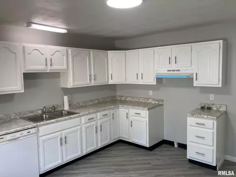 Kitchen - 217 Willow Ln, Springfield, IL 62707 photo 1 of 3