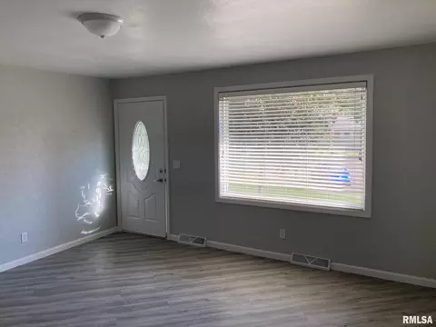 Living - 217 Willow Ln, Springfield, IL 62707 photo 2 of 3