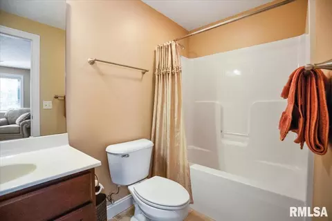 Bath - 456 Elle Ct, Springfield, IL 62711 photo 3 of 3