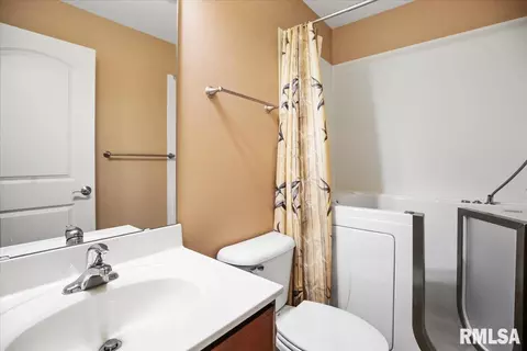 Bath - 456 Elle Ct, Springfield, IL 62711 photo 2 of 3