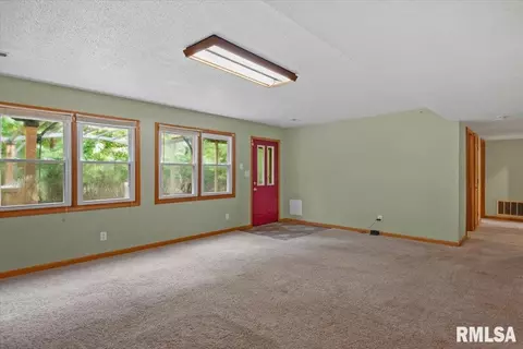 Living - 74 Holliday Rd, Springfield, IL 62702 photo 4 of 5
