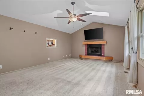 Living - 74 Holliday Rd, Springfield, IL 62702 photo 2 of 5
