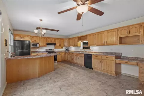 Kitchen - 74 Holliday Rd, Springfield, IL 62702 photo 1 of 4