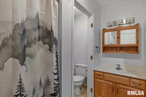 Bath - 74 Holliday Rd, Springfield, IL 62702 photo 1 of 2