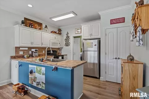 Kitchen - 817 Colorado Ct, Springfield, IL 62711 photo 2 of 4