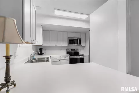 Kitchen - 86 Country Pl, Springfield, IL 62703 photo 2 of 2