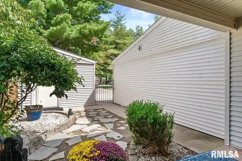 Exterior - 86 Country Pl, Springfield, IL 62703 photo 4 of 15