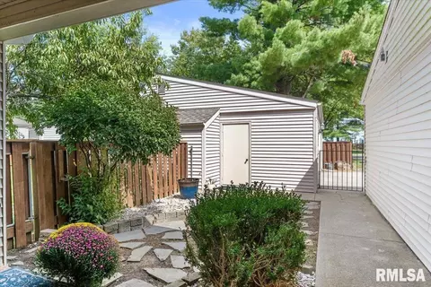 Exterior - 86 Country Pl, Springfield, IL 62703 photo 13 of 15
