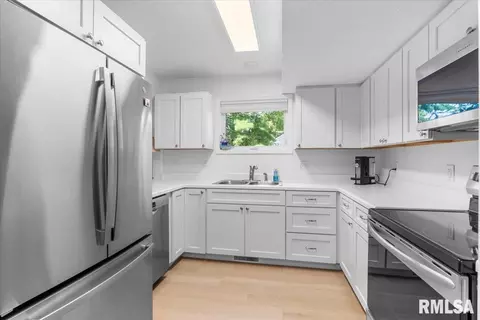 Kitchen - 86 Country Pl, Springfield, IL 62703 photo 1 of 2