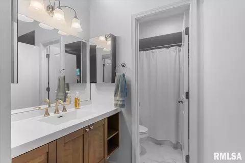 Bath - 86 Country Pl, Springfield, IL 62703 photo 2 of 4