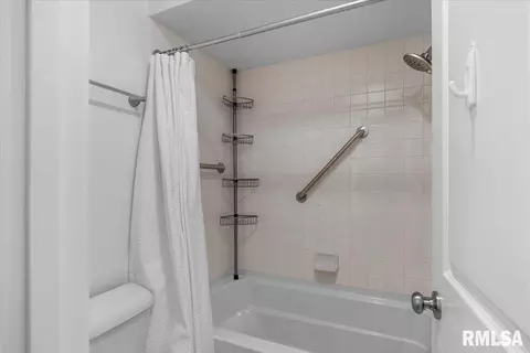 Bath - 86 Country Pl, Springfield, IL 62703 photo 3 of 4