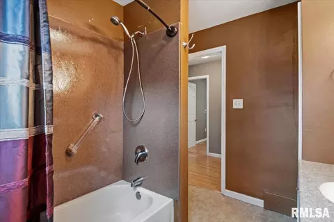Bath - 28 Windsor Rd, Springfield, IL 62702 photo 1 of 1