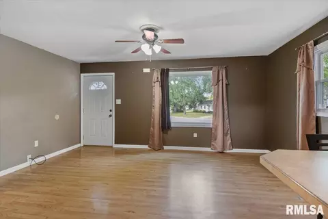 Living - 28 Windsor Rd, Springfield, IL 62702 photo 2 of 3