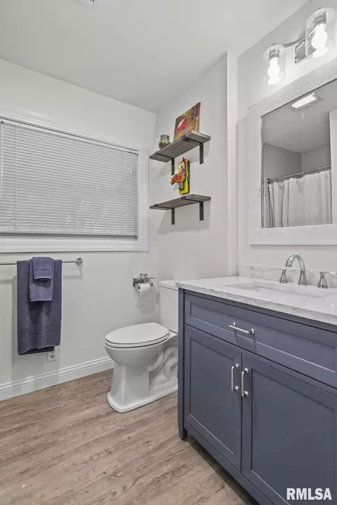 Bath - 2141 Cardinal Dr, Springfield, IL 62704 photo 2 of 3