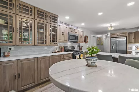 Kitchen - 2141 Cardinal Dr, Springfield, IL 62704 photo 2 of 7